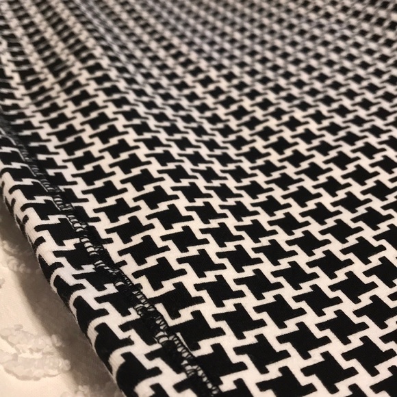 Old Navy Houndstooth Pencil Skirt - Picture 4 of 4